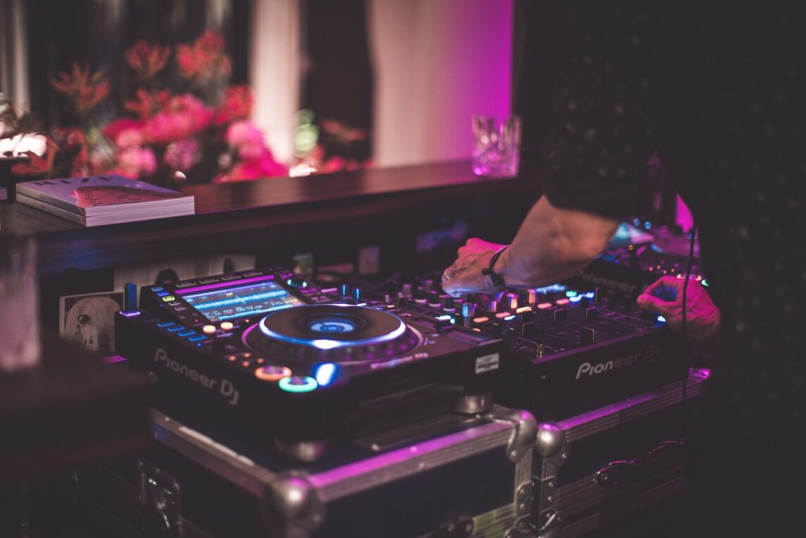 DJ or Band? Which is Better for your Wedding Reception?